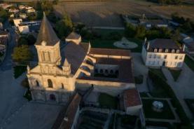 Abbaye de nieul vue aerienne large